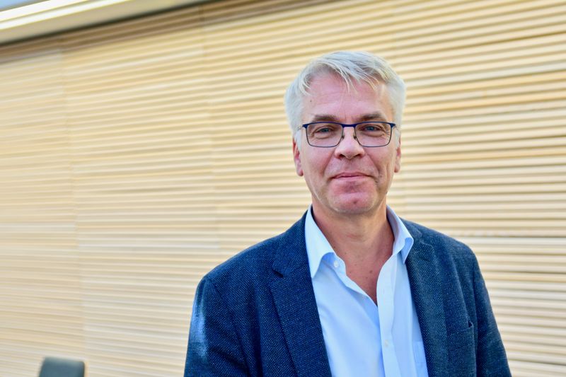 Nils Saramo, läromedelschef vid förlaget Schildts & Söderströms, säger att förlagen initierade konsekvensdiskussioner för läromedel inför införandet av det avgiftsfria andra stadiet.