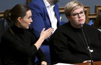 Statsminister Sanna Marin och finansminister Annika Saarikko i riksdagen i onsdags, då regeringen precis kommit överens om ett interpellationssvar. Följande dag briserade nästa konflikt inför öppen ridå.