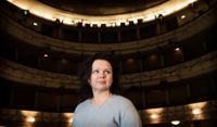 Wasa Teaters chef Ann-Luise Bertell väljer att sätta upp sina egna romaner Heiman och Vänd om min längtan på teatern. Arkivbild tagen på Svenska Teatern.