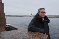 Jag vill inte lämna Sankt Petersburg, min son vill inte göra det. Jag älskar min stad och mitt jobb. Men i dagens situation har vi inget val, säger universitetslektorn Denis Skopin. Han är också ensamstående pappa till en 16-åring.