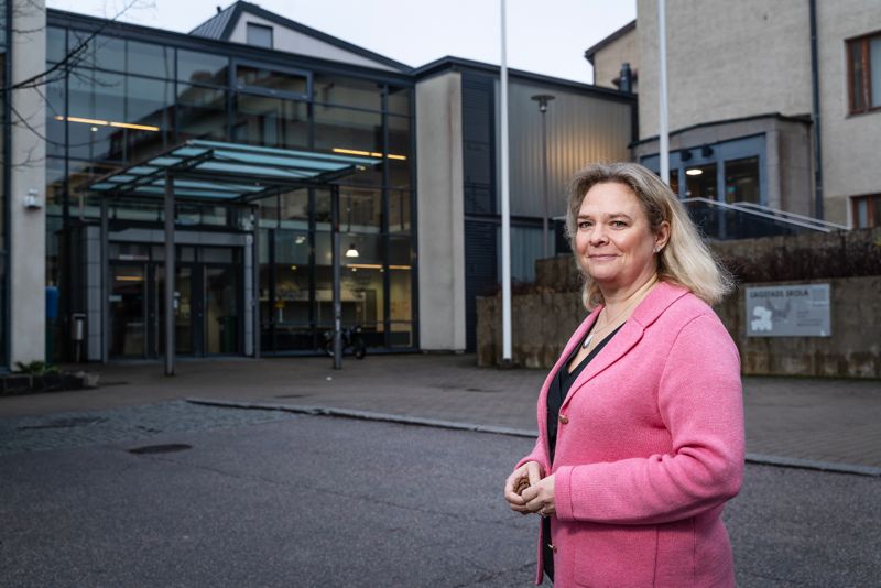 – Vi hoppas att man talar om telefonanvändningen hemma och att barnen lär sig använda telefonerna på ett klokt sätt, säger Christel Meinander, lärare i modersmål och litteratur vid Lagstads högstadieskola.