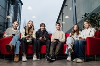 Snapchat nämns som en populär applikation bland eleverna i Lagstads skola. Från vänster: Enni Lintunen, Lisa Björkstén, Matias Kytölä, Axel Nordström, Andréa Lindberg och Inga Seiriö.