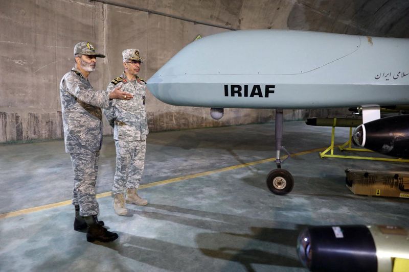 Iran har byggt en egen industri för obemannade stridsfarkoster. Den iranska arméns kommendör, generalmajor Aboldrahim Mousavi (t.v.) och militärens stabschef, generalmajor Mohammad Bagheri besökte en drönarbas i Iran. Bilden har distribuerats av Irans militär.