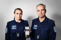 På Snapchat kan unga få tag på det mesta. Äldre konstaplarna Michela Söderström och Niklas Kråknäs vid Helsingforspolisens förebyggande enhet hoppas att föräldrar engagerar sig i sina barns användning av sociala medier.