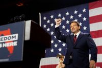 Floridas guvernör Ron DeSantis blev omvald med jättemarginal, 59,4 procent mot den utmanande demokraten Charlie Crists 40 procent. De Santis väntas ställa upp i presidentvalet om två år.
