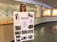 Hangös museichef Laura Lotta Andersson visar upp en del av det donerade materialet.