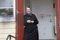 Lotta Åberg utanför Kafé Skolan på Pellinge.