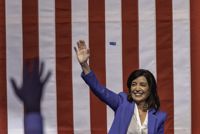Demokraternas Kathy Hochul besegrade sin republikanska motkandidat i guvernörsvalet i New York. Hon blev samtidigt den första kvinnan som vunnit ett guvernörsval i delstaten. Mellanårsvalen i USA blev även i övrigt en större framgång för demokraterna än väntat.