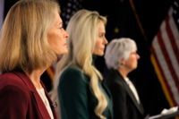 Lisa Murkowski till vänster har utmanats av partikamraten Kelly Tshibaka (mitten).