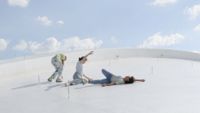 En dialog mellan dans, arkitektur och filmkamera. Meg Stuarts kortfilm The Clock visas i Stoas foajé under festivalen Dans i november.