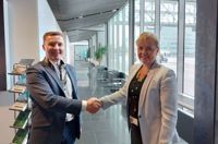 Viceprefekt Mats Lindholm från Novia och personaldirektör Katja Ahlstedt från YIT skakar hand efter att ha undertecknat samarbetsavtalet.