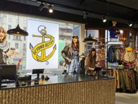 Butikskedjan Beyond Retro som säljer vintagekläder har öppnat sin första butik i Finland förra veckan.