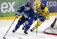 Landslagskaptenen Jenni Hiirikoski är en ledargestalt i årets VM där Finland bland annat ställs mot Sverige.