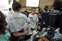 En grupp demonstranter på plats vid COP27 i Sharm el-Sheik visar sitt stöd för den fängslade brittisk-egyptiske regimkritikern Alaa Abdel Fattah. Bild från tisdagen den 8 november.