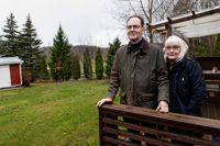 Mauri och Sisko Maunula bor ett stenkast från där den nya tåglinjen planeras gå genom Myntböle. De undrar om satsningen verkligen lönar sig.