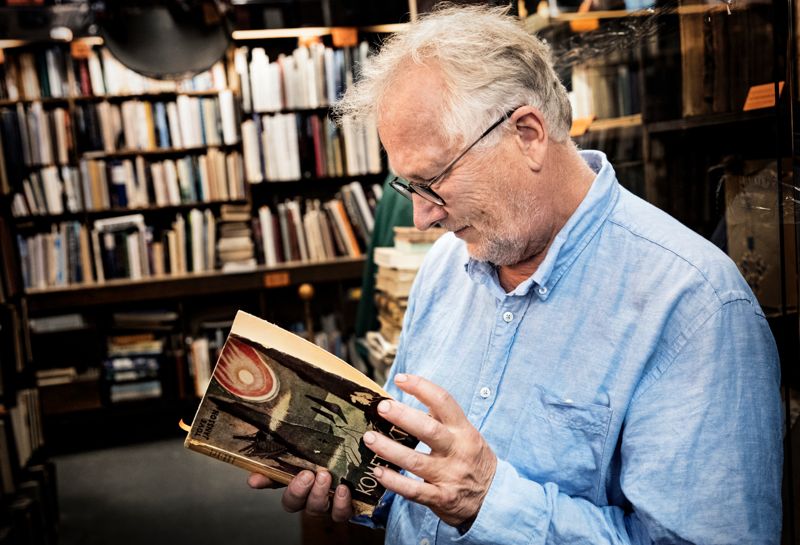 Cecil Hagelstam har också Kometjakten till salu i sitt antikvariat, till ett betydligt lägre pris än böckerna på den svenska säljsajten. Men han kan inte jämföra priserna eftersom han inte har sett böckernas skick.