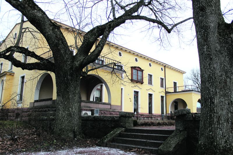 Saaris gårds rötter går tillbaka till 1500-talet. I den gula huvudbyggnaden hittas numera klassrum och skolans kansli.