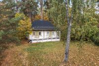 Byggnaden beskrivs som en trädgårdspaviljong och påminner till utseendet om en traditionell japansk paviljong, står det i bostadsannonsen.