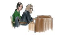 Teckning på den äldre brodern (i grönt) vid en av omhäktningsförhandlingarna mot honom. Nu åtalas han för grovt spioneri tillsammans med sin bror.