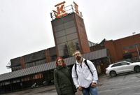Huvudförtroendeman Mikko Ruokonen tillsammans med servicefacket Pams ordförande Annika Rönni-Sällinen utanför Keskos centrallager, som de anställda marscherade ut från på fredagen.