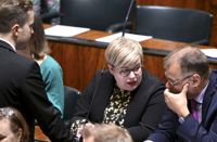 Centerns Petri Honkonen (till vänster), ordförande Annika Saarikko och Juha Sipilä vid riksdagens plenum 11 november 2022.