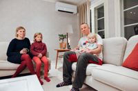Familjen Kiiski med mamma Emilia, storasyster Adelin, lillasyster Elli och pappa Jonathan är nöjda med luftvärmepumparna. – Jag skulle nog aldrig byta bort dem, säger Jonathan.