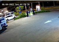 Skotten avlossades på parkeringsplatsen vid en snabbmatsrestaurang i Nordsjö en lördagskväll i början av juni. Bilden från en övervakningskamera har distribuerats av polisen.