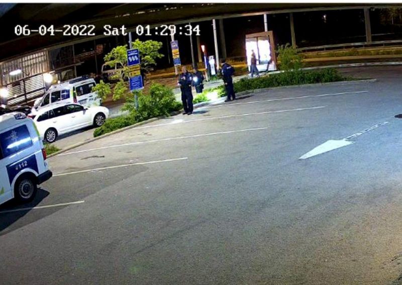 Det sköts på parkeringsplatsen vid en snabbmatsrestaurang i Nordsjö i juni. Polisen anser att skottlossningen var en del av en gänguppgörelse. Till stor del blev det friande domar i tingsrätten.