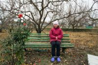 Lilja Malmas väntar på att den ukrainska armén ska nå hennes hemby Gammalsvenskby som är isolerad nu, efter att de ryska trupperna sprängde sönder vägen när de lämnade byn på torsdagen.  — Här finns inte el, vatten eller kol att värma husen med, säger hon. Bilden är gammal, den är tagen år 2014.