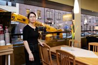 Thuong Tiina Pham som driver Paakari-Kahvila på Lundagatan anser att rivningsarbetena som pågår i fastigheten orsakat att hon nu har färre kunder.