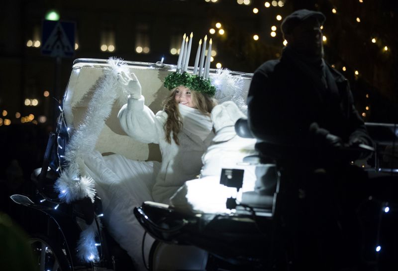 De senaste åren har lucia åkt i en vagn utan snäcka. Så här såg det ut när lucia 2018 Elin Qvist lämnade Senatstorget.