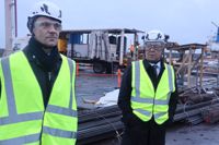 Ingås kommundirektör Robert Nyman (t.v.), på bilden tillsammans med näringsminister Mika Lintilä i Joddböle, gläds över Blastrs investeringsplaner i just Joddböle.
