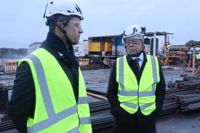 Arbets- och närigsminister Mika Lintilä och Ingås kommundirektör Robert Nyman besökte Joddböle för att bekanta sig med bygget för den kommande LNG-terminalen.