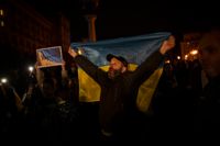 Ukrainare firade framgången i Cherson i centrala Kiev under fredagskvällen.