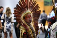Ninawa Inu Pereira Nunes Huni Kui står upp för ett av ursprungsfolken i Brasilien i samband med klimatmötet i Sharm el-Sheikh.
