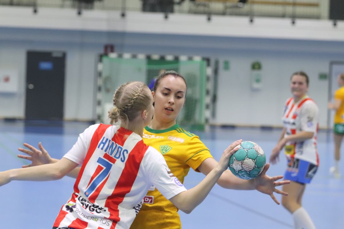 Joanna Yli-Suvanto var viktig för SIF. BK-spelaren är Linn Hinds.