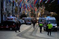 Polis och ambulanser vid explosionsplatsen i Istanbul.