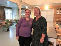 Anni Tuohimaa och Leena Immonen arrangerar tillsammans berättarkvällarna på Folkia Center.