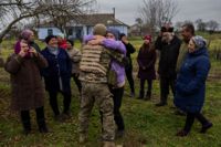 En ukrainsk soldat återförenas med sin mor efter att Ukraina befriat Cherson, sedan de ryska ockupanterna dragit sig tillbaka.