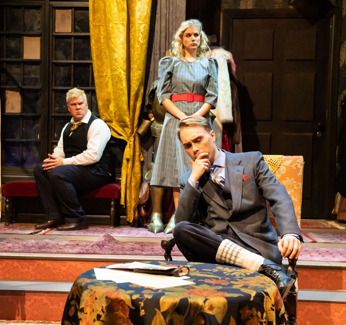 Kriminalassistent Trotter (Filip Rosengren) har fullt upp med att lösa mordmysteriet på Monkswell Manor. I bakgrunden Christopher Wren (John Voutila) och Mollie Ralston (Jennifer Karlsson).