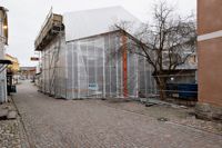 Byggnaden är under tält medan reparationerna pågår.