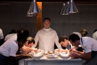 Ralph Fiennes är en kock som har förberett en lyxig meny med några chockerande överraskningar.