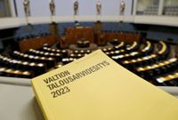 Regeringens budgetförslag för 2023 går lös på rekordsumman 80,5 miljarder euro, med ett underskottet på 8,1 miljarder. Oppositionspartiernas skuggbudgetar är mer friserade.