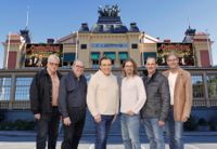Vikingarna framför Cirkus i Stockholm, där livealbumet spelades in. Pressbild.