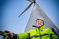 På Eckerö kommer en femtedel av fastighetskatten från vindkraft. HBL träffade Henrik Lindqvist, som var med när de första vindkraftverken sattes upp på Åland, under ett besök vid ett vindkraftsbygge på Eckerö i våras.