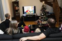 En familj samlad framför SVT på julafton. Arkivbild.