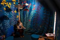 Att kliva in i utställningskuben är som att transporteras rakt in i en illustration av Linda Bondestam. Barnbibliotekarie Lisa Strömsholm njuter av lugnet under ytan.