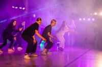 Labbet i streetdans uppträder på karnevalsfesten.