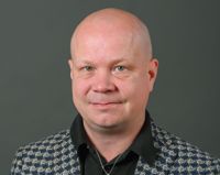 Tatu Tyni är medlem i Raseborgs fullmäktige, men representerar inte längre Sannfinländarna.