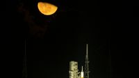 Artemis-raketen strax före start från Florida.